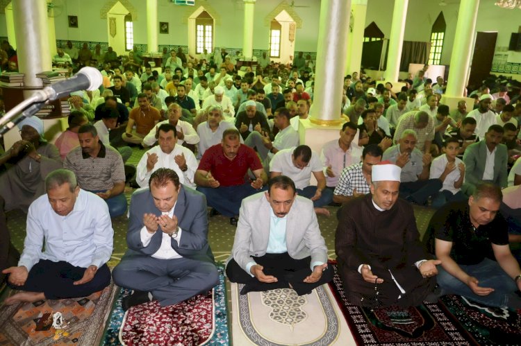 محافظ سوهاج يؤدي صلاة الجمعة بمسجد الشرطة
