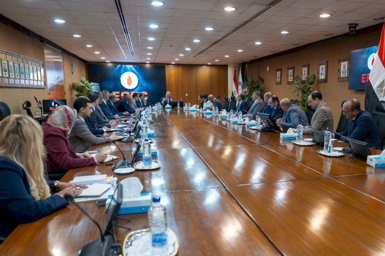 خلال اجتماع بقيادات البترول.. وزير البترول يشيد بارتفاع إنتاج الزيت الخام