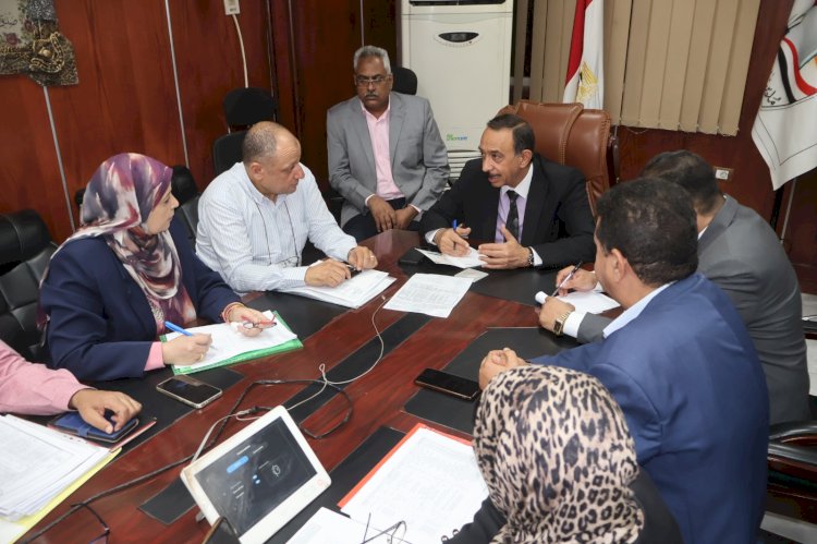 محافظ سوهاج يتفقد غرفة العمليات الرئيسية بمديرية التربية والتعليم