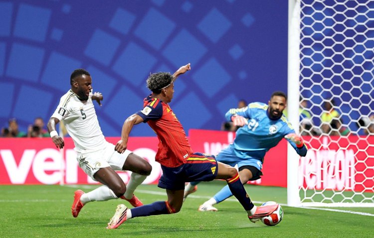 اسبانيا تفوز على السعودية وتتصدر المجموعة الـ8 في كأس العالم