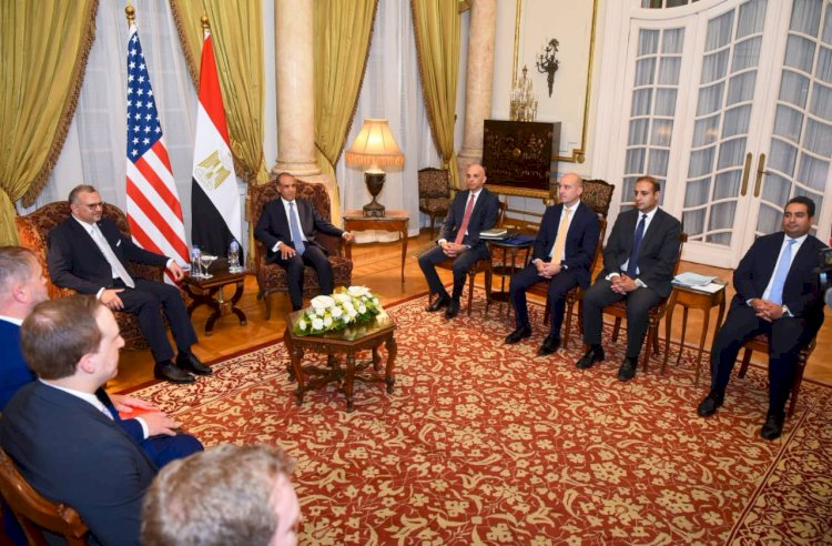 وزير الخارجية يبحث مع كبير مستشاري الرئيس الأمريكي للشئون العربية والأفريقية التطورات الإقليمية
