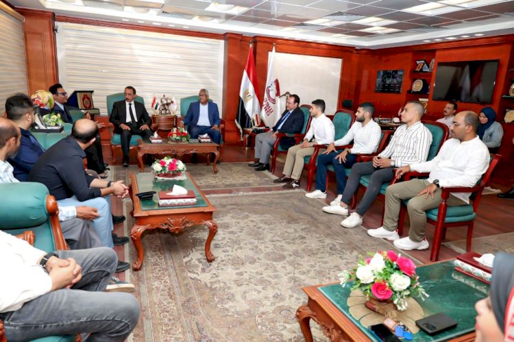 محافظ سوهاج يستقبل وفد وزارة الصحة لمناقشة إطلاق منظومة التأمين الصحي الشامل