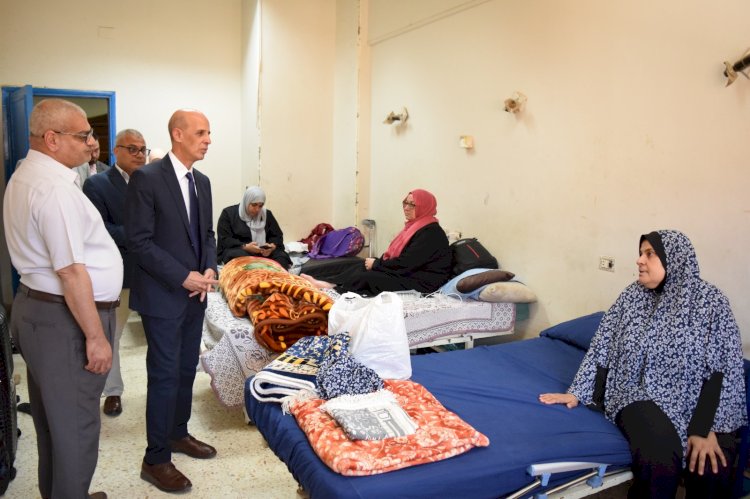 رئيس جامعة بني سويف يتفقد المرضى الفلسطينيين بالمستشفى الجامعي