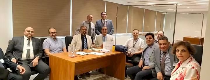 اختيار أستاذ بجامعة قنا ممتحناً بالزمالة البريطانية لطب وجراحة العيون