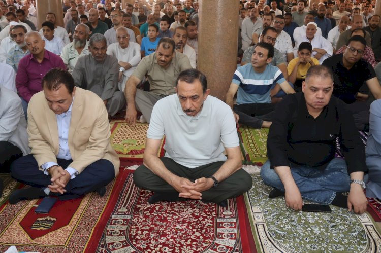 محافظ سوهاج يؤدي صلاة الجمعة بمسجد الحق