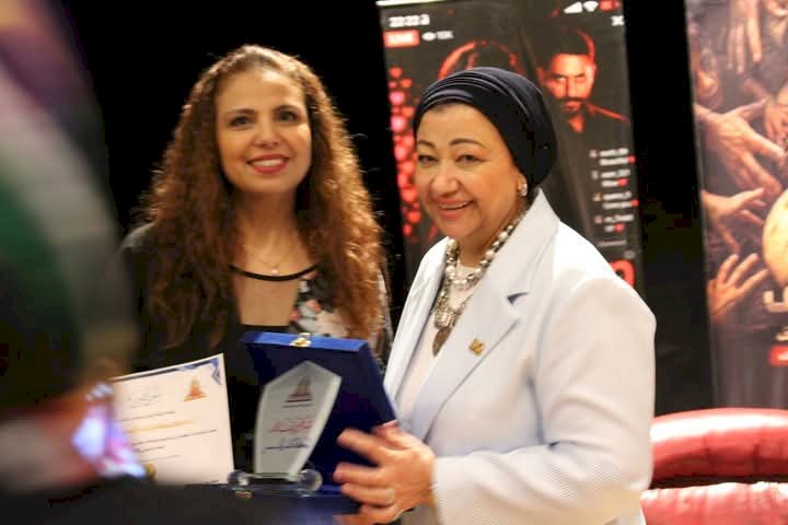 تكريم الفنانة إيناس نور خلال مناقشة مشروعات تخرج شعبة الإعلام بكلية البنات