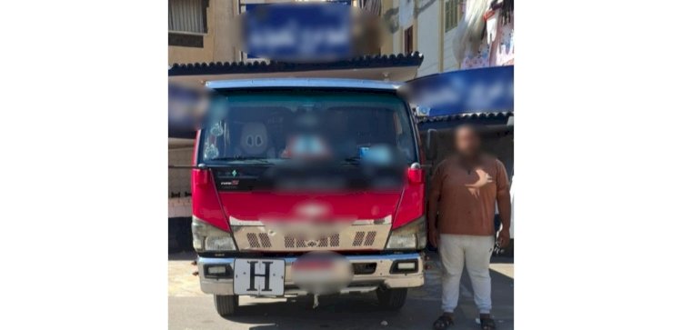 التحفظ علي سيارة فيديو تثبيت كشاف عالي الاضاءة في الجزء الخلفي للسيارة بالبحيرة