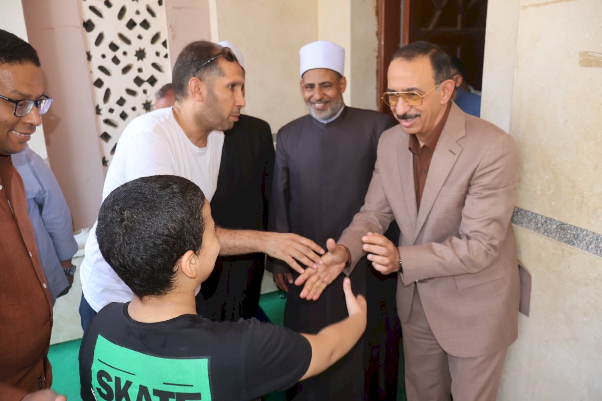 محافظ سوهاج يؤدي صلاة الجمعة بمسجد الشرطة ويلتقي المواطنين
