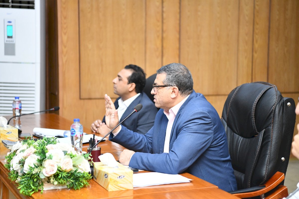 محافظ قنا يناقش الموقف التنفيذي لملفات التقنين واسترداد أراضي الدولة