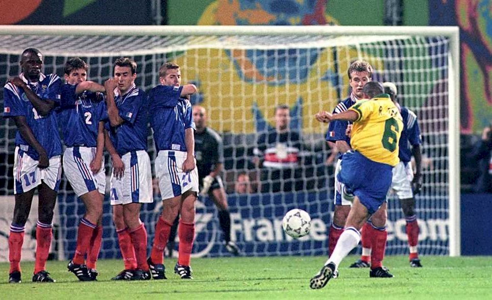 سر اللاعب روبيرتو كارلوس في تنفيذ الضربات الحرة اللولبية