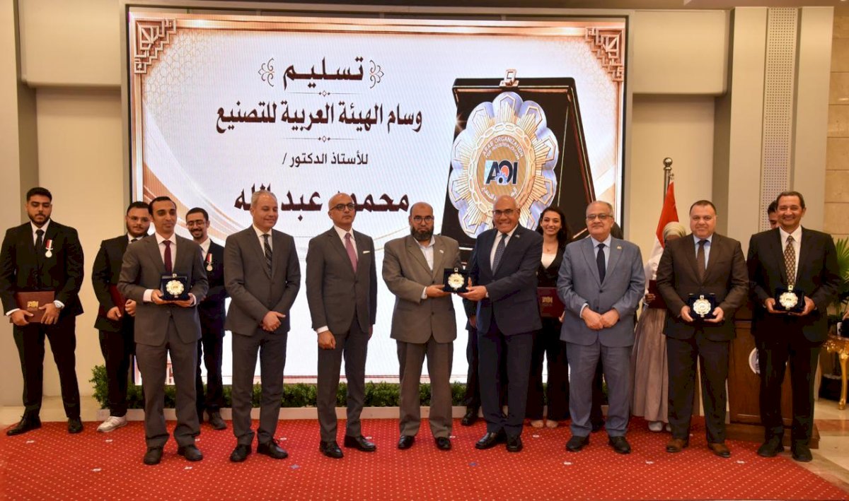 "عبداللطيف" يكرم فريق  ASUWind بكلية هندسة عين شمس لحصوله على  المركز الثالث عالميًا في مسابقة  توربينات الرياح