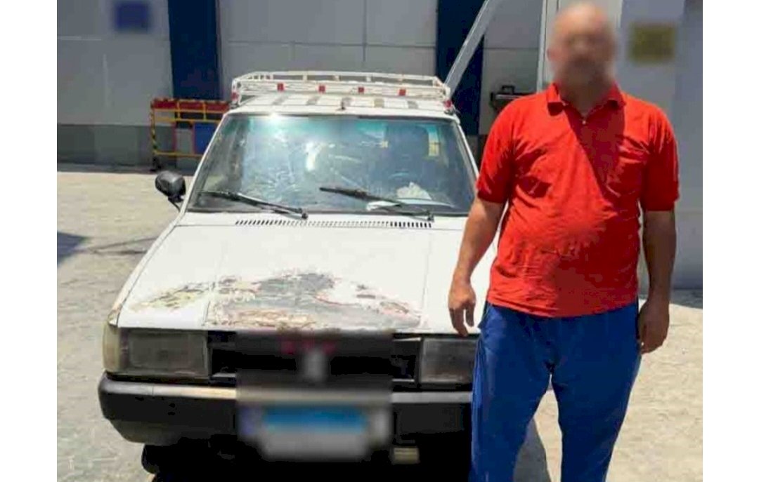 نكشف فيديو قيام قائد سيارة السماح لبعض الأشخاص بالجلوس أعلى السيارة بالقاهرة