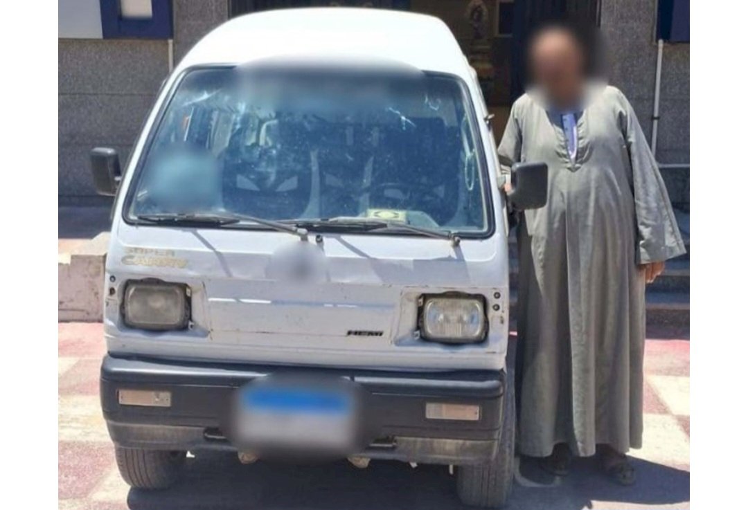 نكشف فيديو قيام سائق بالتعدي على راكب بالسب لخلافهما علي الأجرة بالجيزة