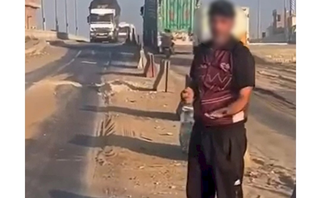 نكشف فيديو سرقة قطع حديدية من أعلى كوبرى بدمياط