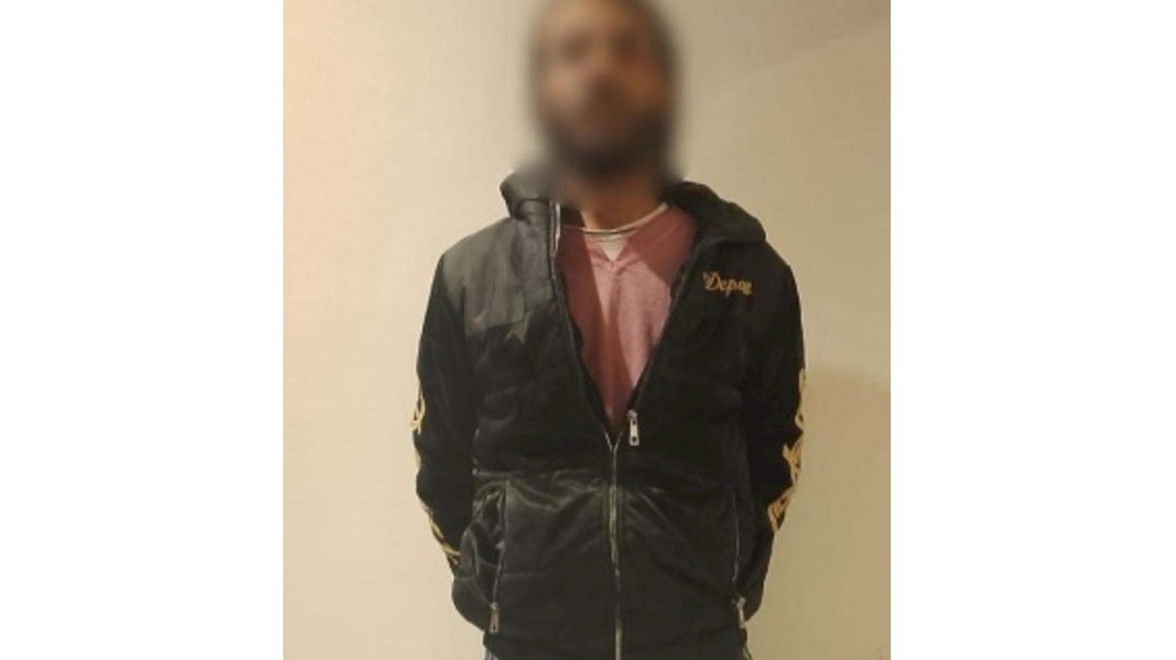 نكشف فيديو قيام عاطل بالتعدي بالضرب علي ماللك مقهي"بمطواه" بالفيوم