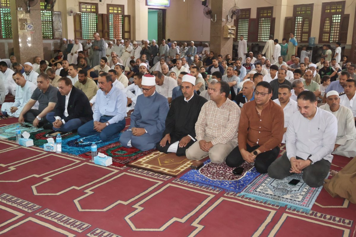 محافظ سوهاج يؤدي صلاة الجمعة بمسجد سيدي كمال الدين بأخميم