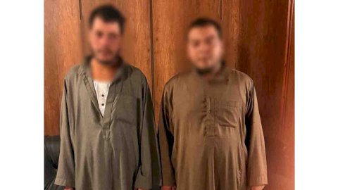 نكشف فيديو قيام عاملان بسلخ جلد دابة نافقة بالبحيرة