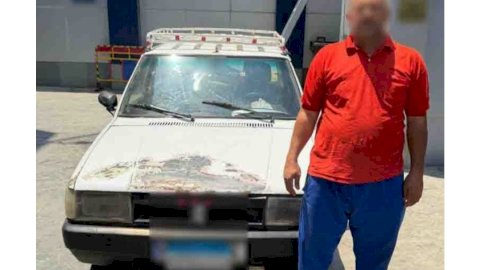 نكشف فيديو قيام قائد سيارة السماح لبعض الأشخاص بالجلوس أعلى السيارة بالقاهرة