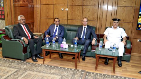 محافظ سوهاج يهنئ مدير الأمن الجديد بتوليه مهام منصبه
