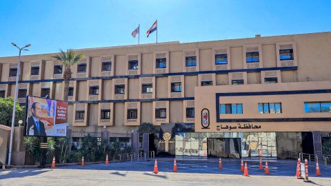 محافظ سوهاج يعلن تيسيرات جديدة لتراخيص المحال العامة بتخفيضات 50%