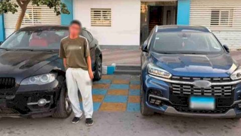 التحفظ علي سيارتي مالك مصنع وطالب لقيامهما باداء حركات استعراضية بالاسكندرية