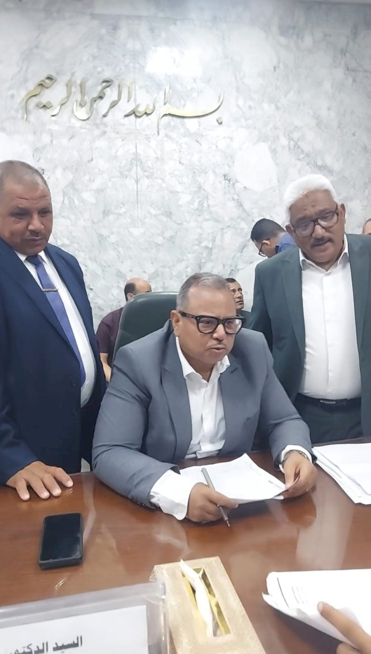 السكرتير العام المساعد  يوفر فرصة عمل لمواطن بسوهاج