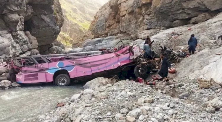 40 قتيلًا بعد سقوط حافلة في واد بباكستان