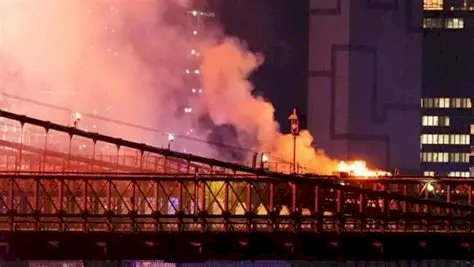 حريق بجسر بروكلين خلال احتفالات عيد الاستقلال الأمريكى