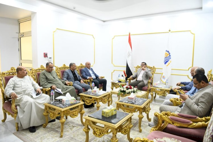 محافظ قنا يلتقي عدد من أعضاء مجلسي النواب والشيوخ لبحث مطالب المواطنين