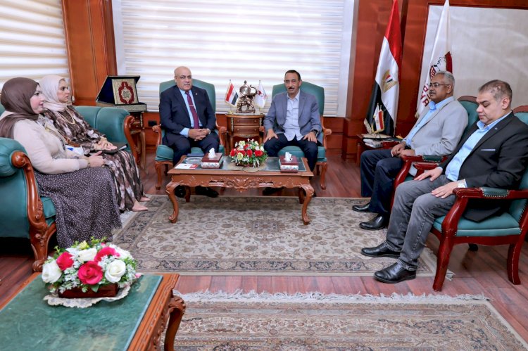 محافظ سوهاج يلتقي رئيس جهاز الاستثمار الداخلي لمناقشة الفرص الاستثمارية بالمحافظة