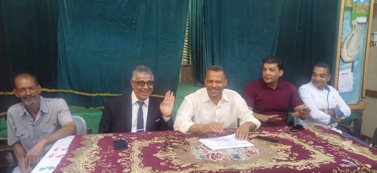 اجتماع مدير تعليم أبوتشت استعدادًا لامتحانات الدور الثاني للشهادة الإعدادية