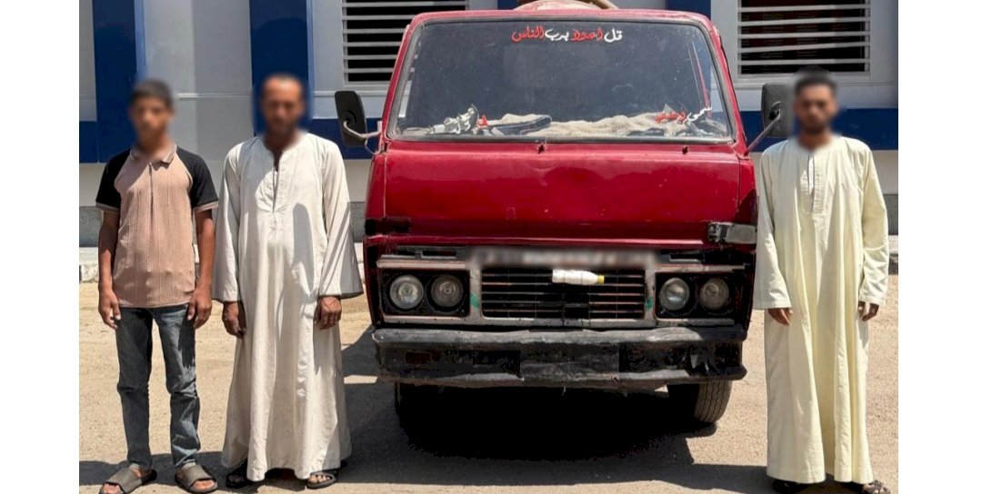 التحفظ علي سيارة القاء المخلفات داخل احدي المصارف المائية بقنا