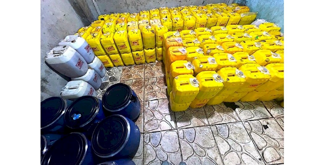 ضبط 83 ألف لتر  زيت طعام "مجهولة المصدر" داخل مصنع "غير مرخص" بالمنوفية