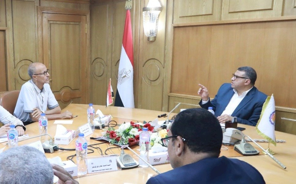 محافظ قنا يبحث تعظيم الموارد المحلية للمحافظة واسترجاع حق الدولة