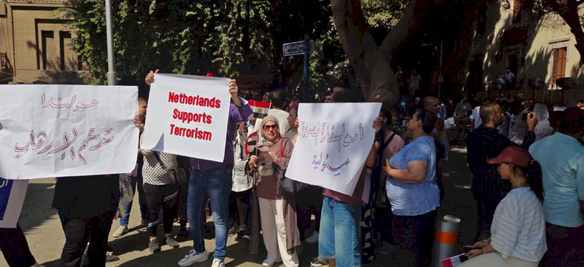 بالصور : شباب مصر ينتفضون ضد هولندا لدعمها لإرهاب الأخوان