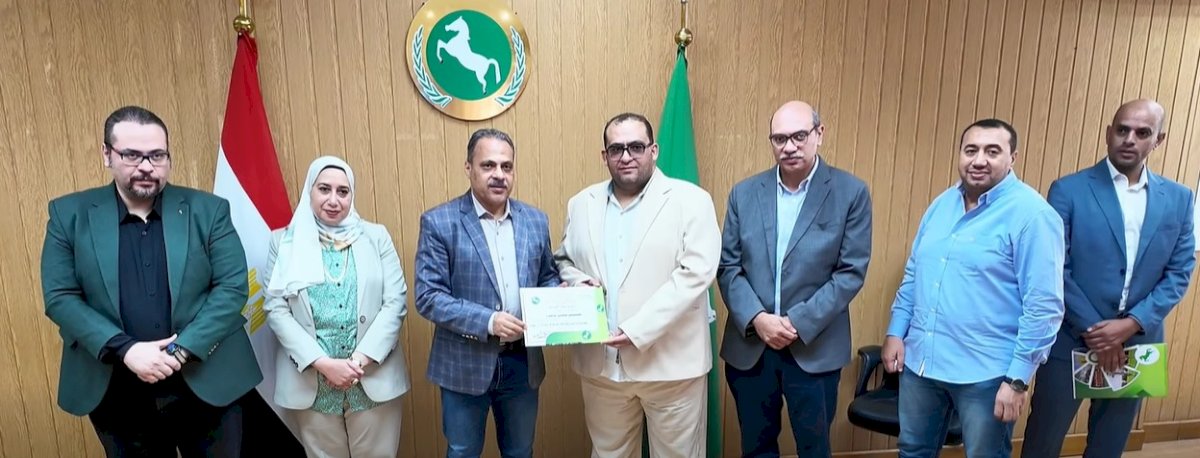 محافظ الشرقية يكرّم مدير مستشفى فاقوس المركزي تقديراً لجهوده
