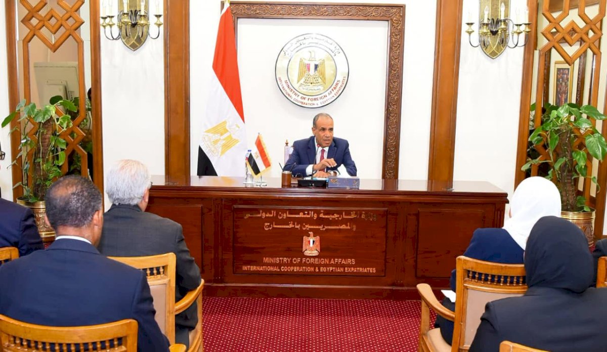 وزير الخارجية يجتمع مع قطاع التعاون الدولي بالوزارة