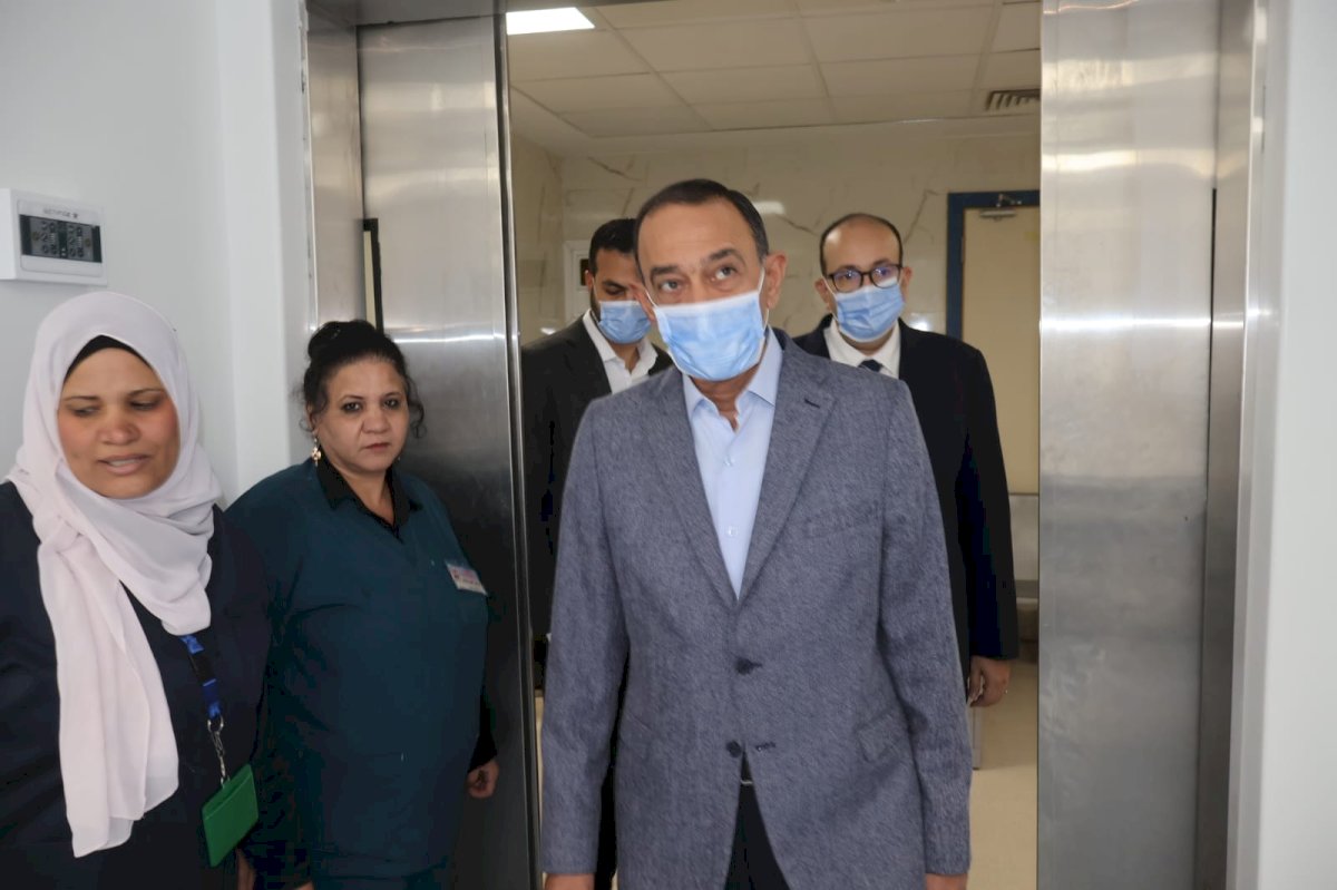 محافظ سوهاج يتفقد مستشفى طهطا العام ويفتتح معرضًا للمستلزمات المدرسية بتخفيضات تصل إلى 40%