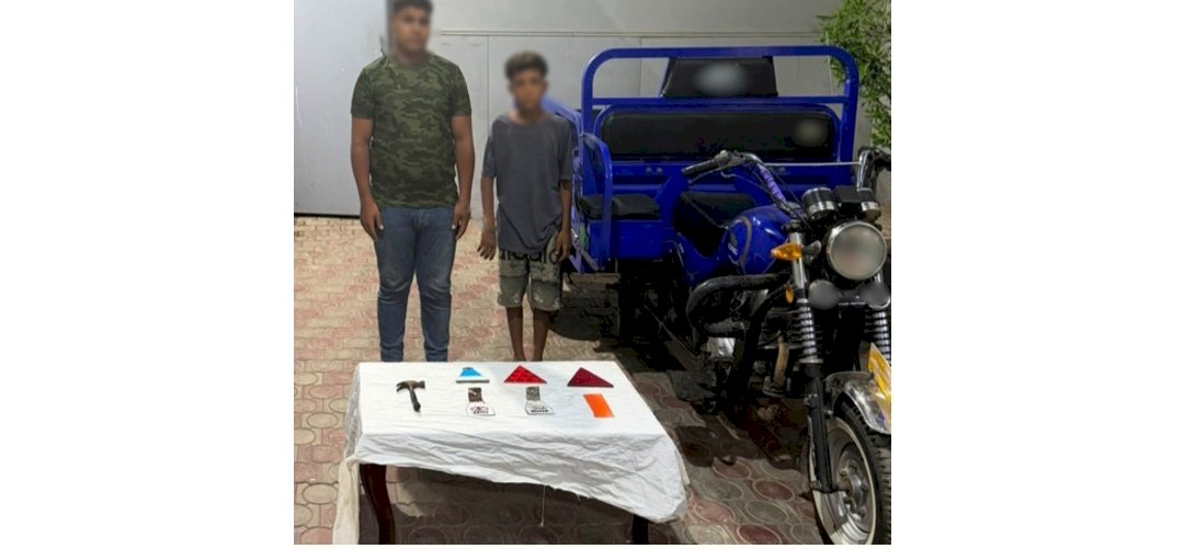 نكشف فيديو قيام عاملين بسرقة إشارات العواكس الضوئية الخاصة بأحد الطرق السريعة بالشرقية