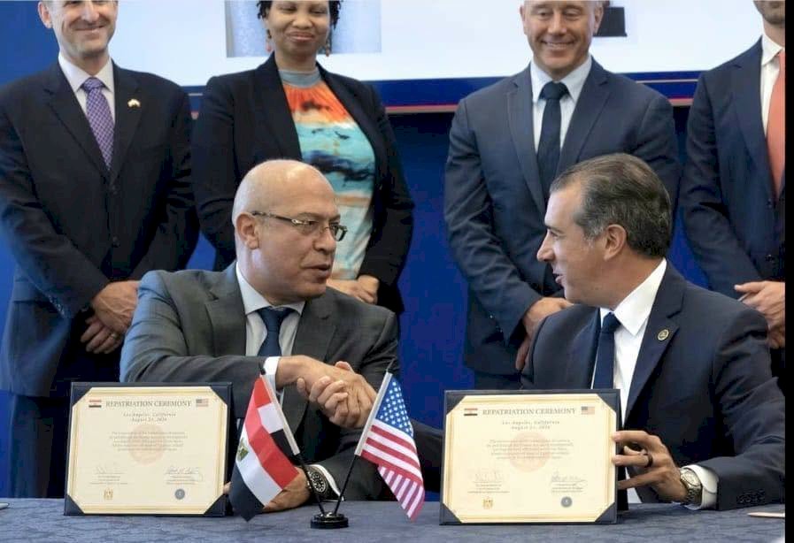 قنصل مصر العام في لوس أنجلوس يتسلم ٤٨ قطعة أثرية مصرية مستردة من الولايات المتحدة