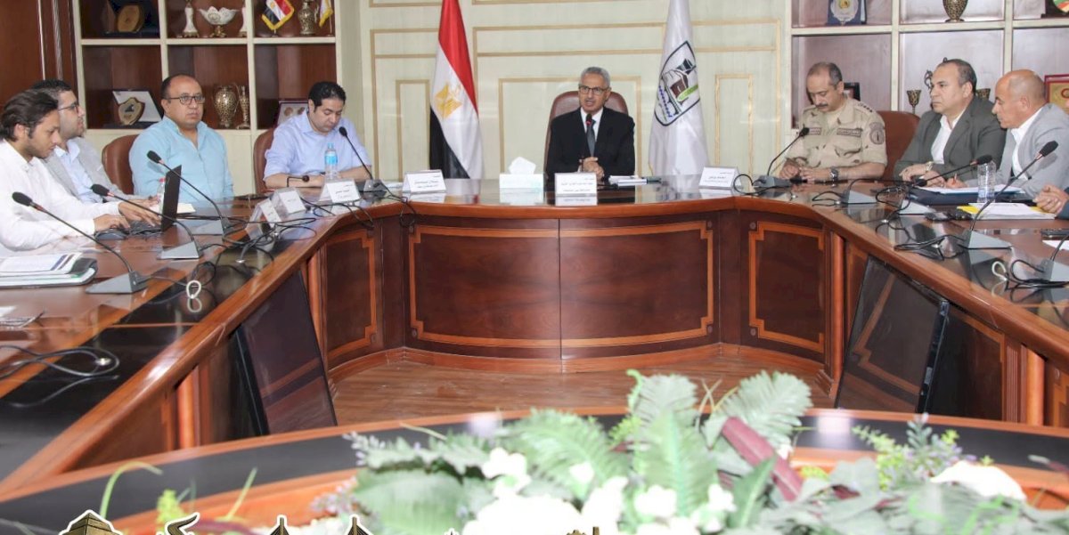 محافظ بني سويف يناقش مشروعات مُبادرة حياة كريمة بقرى مركزي ببا وناصر