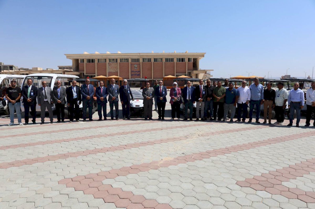 جامعة قنا صديقة للبيئة.. 26 مركبة كهربائية تعزز التحول نحو الجامعة الخضراء