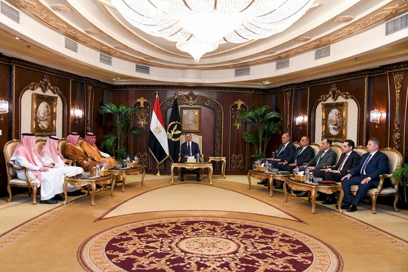 وزير الداخلية يبحث مع  رئيس جامعة نايف العربية للعلوم الأمنية مواجهة التحديات المستجدة