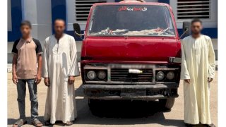 التحفظ علي سيارة القاء المخلفات داخل احدي المصارف المائية بقنا