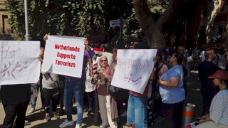 بالصور : شباب مصر ينتفضون ضد هولندا لدعمها لإرهاب الأخوان