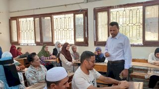 عبدالواحد يتابع البرنامج التدريبي لتنمية مهارات معلمي العلوم بأبوتشت