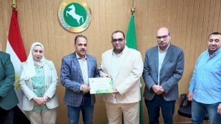 محافظ الشرقية يكرّم مدير مستشفى فاقوس المركزي تقديراً لجهوده