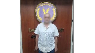 ضبط عاطل لقيامه بإنتحال صفة موظف بأحد الأحياء للنصب علي المواطنين بالقاهرة