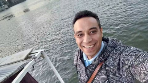 غريب .. شعر  محمد صلاح سلامة