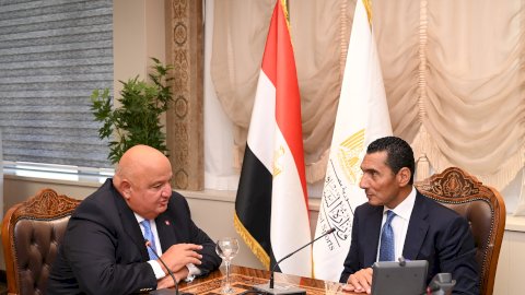 وزير الشباب  يلتقي بالرئيس التنفيذي  لبنك saib لبحث تعزيز التعاون في المجال الرياضي